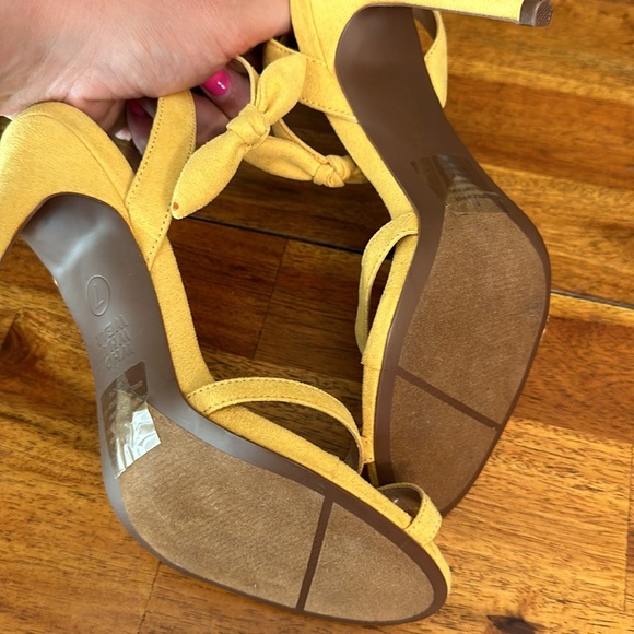 EUC size 7 — yellow faux suede strap heels, bows, - Picture 5 of 5